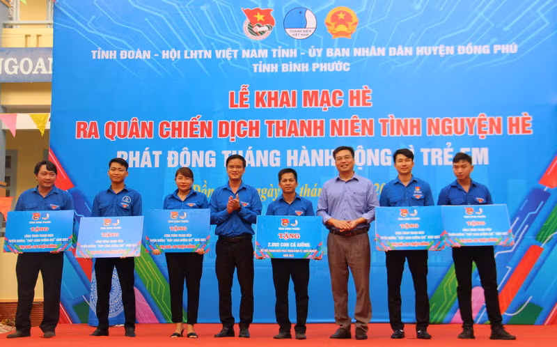 Trao tặng các nguồn lực trong chương trình.