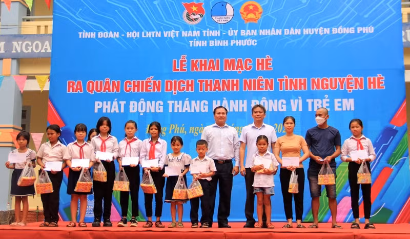 Trao tặng các phần quà cho thiếu nhi.