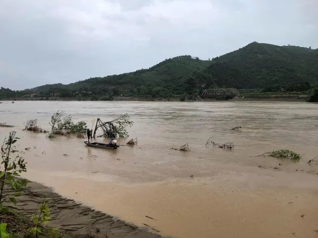Nước sông Hồng lên nhanh qua huyện Bảo Thắng. (Ảnh: Trần Thảo)