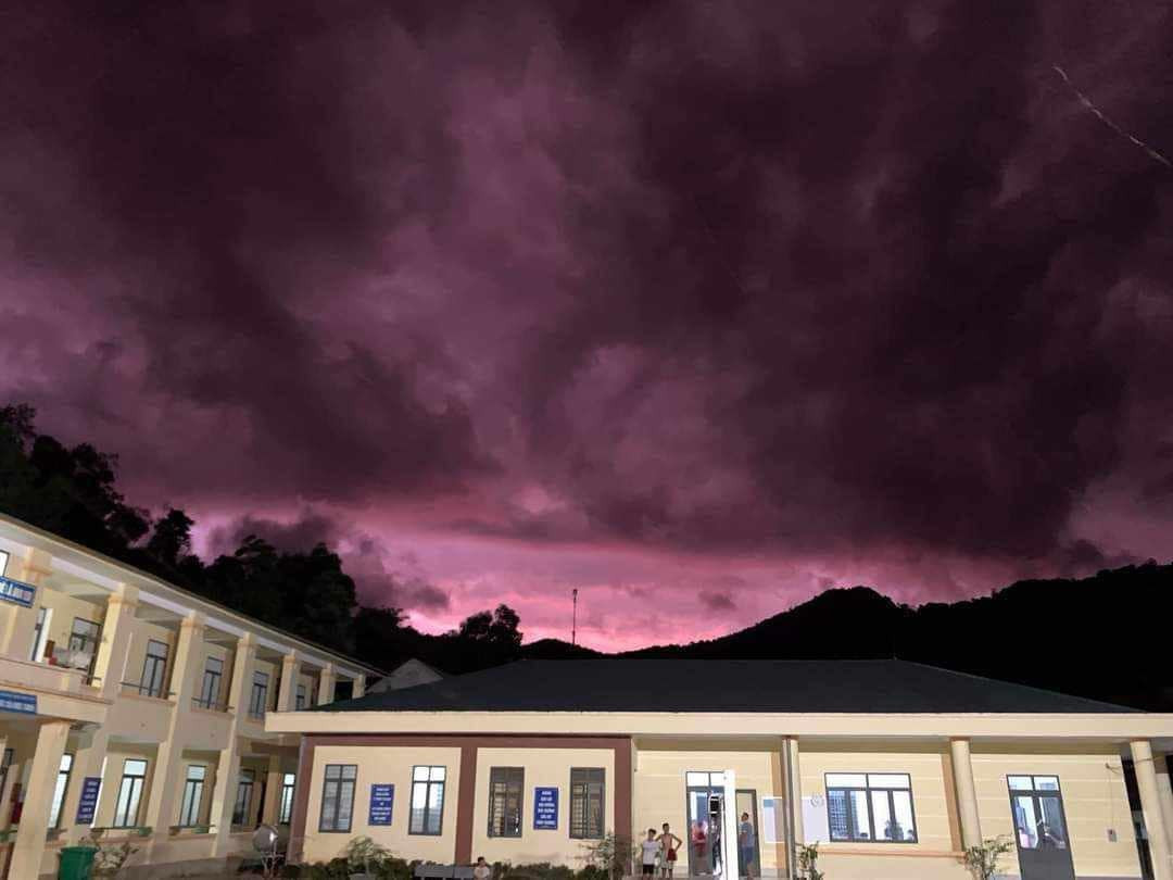 Bầu trời tại Nghệ An chuyển sang màu tím trước khi siêu bão đổ bộ. (Ảnh: Lô Văn Thìn) Bầu trời tại Nghệ An chuyển sang màu tím trước khi siêu bão đổ bộ. (Ảnh: Lô Văn Thìn)