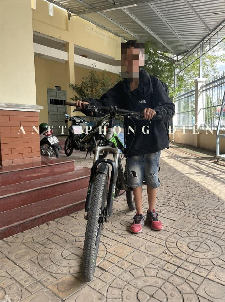 Nam sinh 13 tuổi đạp xe gần 200 km từ TP.HCM xuống Cần Thơ để thăm bạn gái.