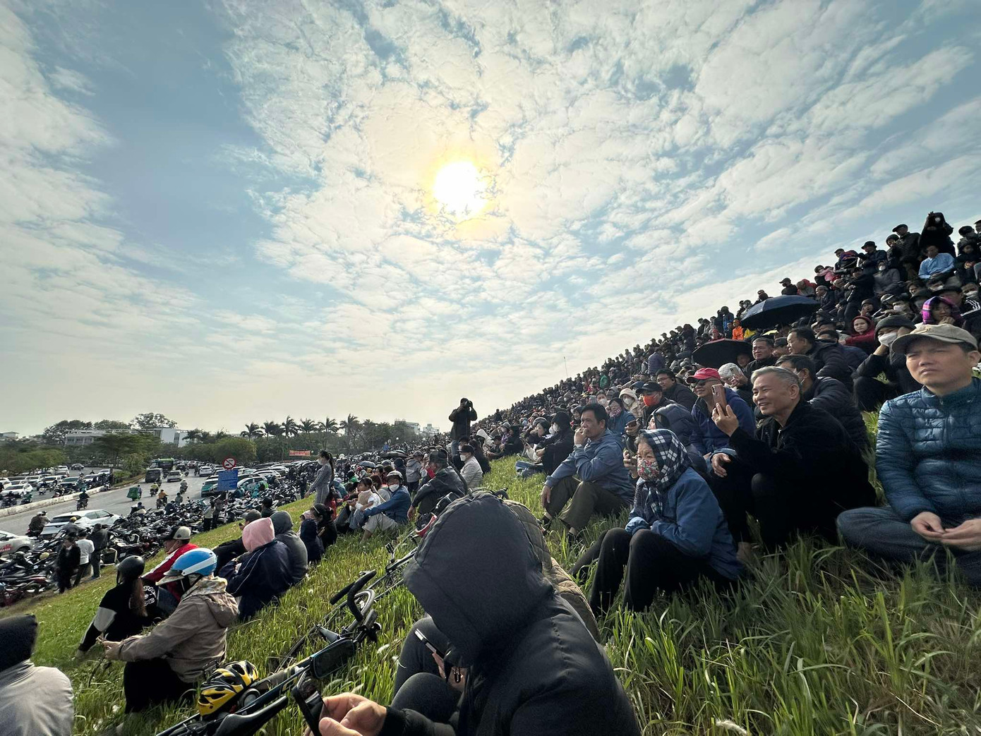 Người dân tập trung để xem những phần trình diễn máy bay đẹp mắt. (Ảnh: Bích Vân)