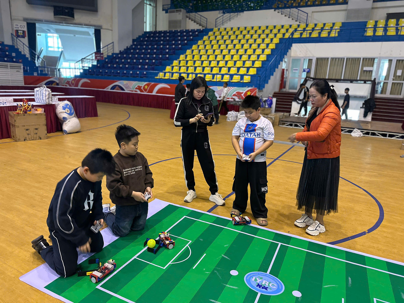 Các bạn nhỏ trải nghiệm điều khiển robot đá bóng. Các bạn nhỏ trải nghiệm điều khiển robot đá bóng.