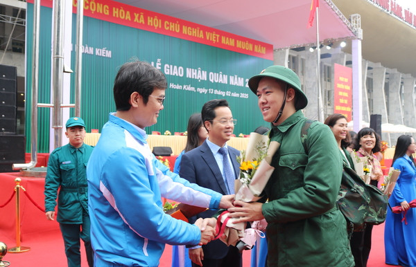 Đồng chí Bùi Quang Huy, Uỷ viên dự khuyết Ban Chấp hành Trung ương Đảng, Bí thư thứ nhất Trung ương Đoàn tặng hoa chúc mừng tân binh Phạm Trung Anh. Đồng chí Bùi Quang Huy, Uỷ viên dự khuyết Ban Chấp hành Trung ương Đảng, Bí thư thứ nhất Trung ương Đoàn tặng hoa chúc mừng tân binh Phạm Trung Anh.