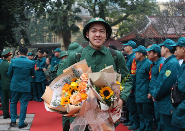 Đồng chí Phạm Trung Anh sẵn sàng lên đường thực hiện nhiệm vụ. Đồng chí Phạm Trung Anh sẵn sàng lên đường thực hiện nhiệm vụ.