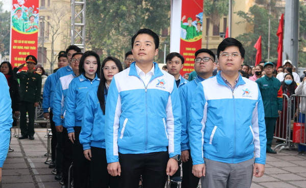 Các đại biểu thực hiện nghi thức Lễ chào cờ. Các đại biểu thực hiện nghi thức Lễ chào cờ.