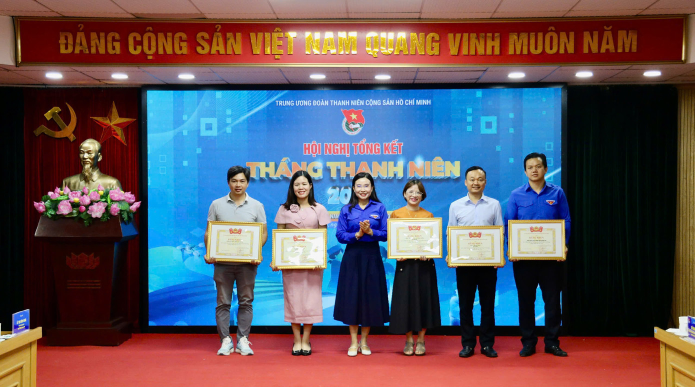 Đồng chí Nguyễn Phạm Duy Trang trao bằng khen cho những tập thể và cá nhân có thành tích xuất sắc trong công tác tuyên truyền hoạt động Tháng Thanh niên năm 2025. Đồng chí Nguyễn Phạm Duy Trang trao bằng khen cho những tập thể và cá nhân có thành tích xuất sắc trong công tác tuyên truyền hoạt động Tháng Thanh niên năm 2025.