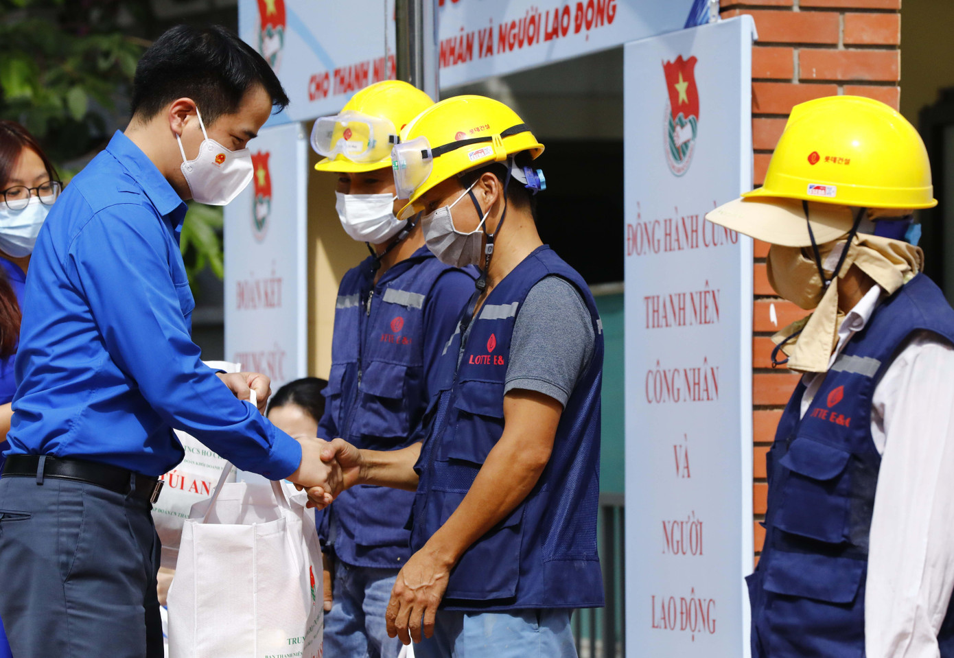 Anh Ngô Văn Cương, Bí thư TƯ Đoàn tặng quà cho thanh niên công nhân, người lao động tại chương trình. Anh Ngô Văn Cương, Bí thư TƯ Đoàn tặng quà cho thanh niên công nhân, người lao động tại chương trình.