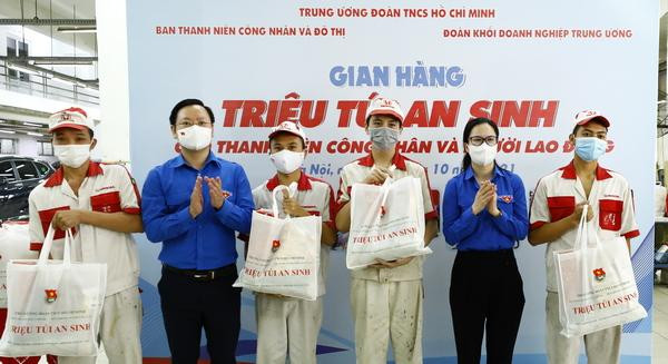 Anh Trần Hữu, Ủy viên BTV, Trưởng Ban Thanh niên Công nhân và Đô thị Trung ương Đoàn (trái) và chị Hoàng Thị Minh Thu, Bí thư Đoàn Khối Doanh nghiệp Trung ương tặng quà cho thanh niên công nhân tại chương trình. Anh Trần Hữu, Ủy viên BTV, Trưởng Ban Thanh niên Công nhân và Đô thị Trung ương Đoàn (trái) và chị Hoàng Thị Minh Thu, Bí thư Đoàn Khối Doanh nghiệp Trung ương tặng quà cho thanh niên công nhân tại chương trình.