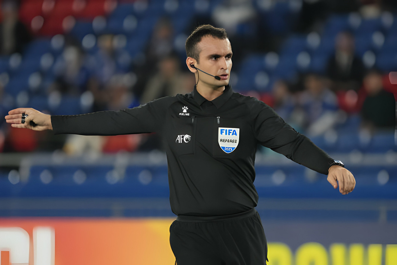 Trọng tài Gulmurodi Sadullo.