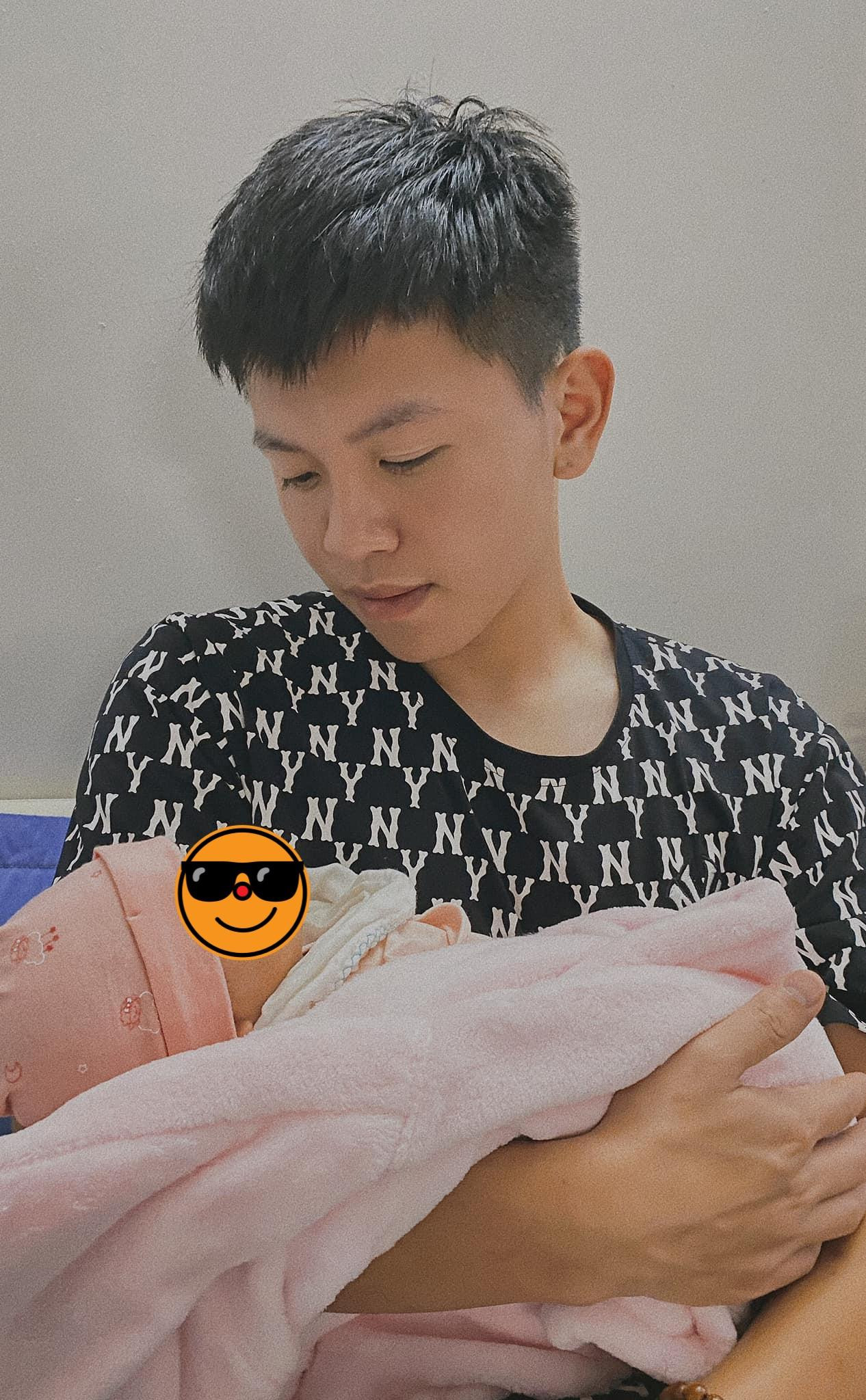 Vũ Tiến Long thường xuyên đăng những bức hình hạnh phúc bên gia đình nhỏ lên trang Facebook cá nhân. Vũ Tiến Long thường xuyên đăng những bức hình hạnh phúc bên gia đình nhỏ lên trang Facebook cá nhân.