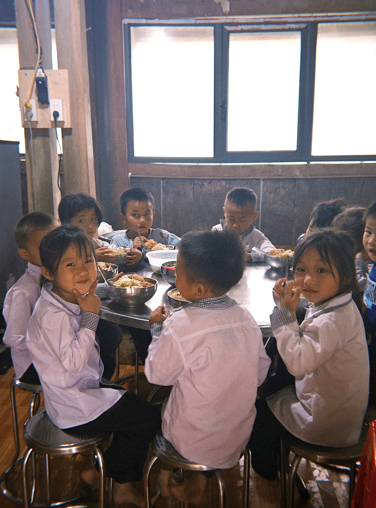 Bữa cơm giản dị do chính tay các bạn tình nguyện viên chuẩn bị. Bữa cơm giản dị do chính tay các bạn tình nguyện viên chuẩn bị.