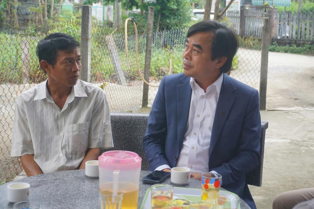 Ông Tô Văn Hùng - Bí thư Huyện ủy Hòa Vang thăm hỏi, động viên gia đình anh T., nạn nhân trong vụ việc. Ông Tô Văn Hùng - Bí thư Huyện ủy Hòa Vang thăm hỏi, động viên gia đình anh T., nạn nhân trong vụ việc.