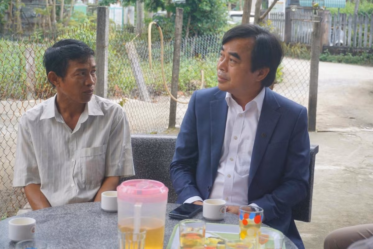 Ông Tô Văn Hùng - Bí thư Huyện ủy Hòa Vang thăm hỏi, động viên gia đình anh T., nạn nhân trong vụ việc.