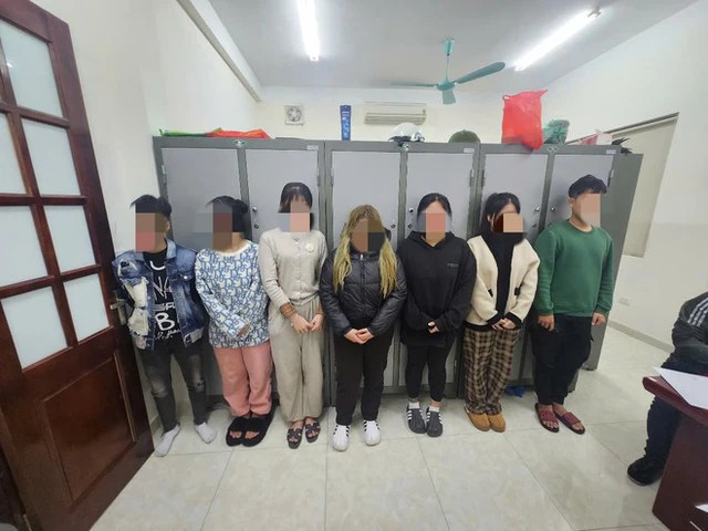 Nhóm đối tượng hành hung nữ sinh tại cơ quan điều tra. (Ảnh: Công an cung cấp cho báo chí) Nhóm đối tượng hành hung nữ sinh tại cơ quan điều tra. (Ảnh: Công an cung cấp cho báo chí)