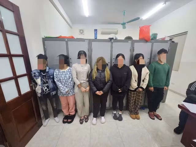 Nhóm đối tượng hành hung nữ sinh tại cơ quan điều tra. (Ảnh: Công an cung cấp cho báo chí)