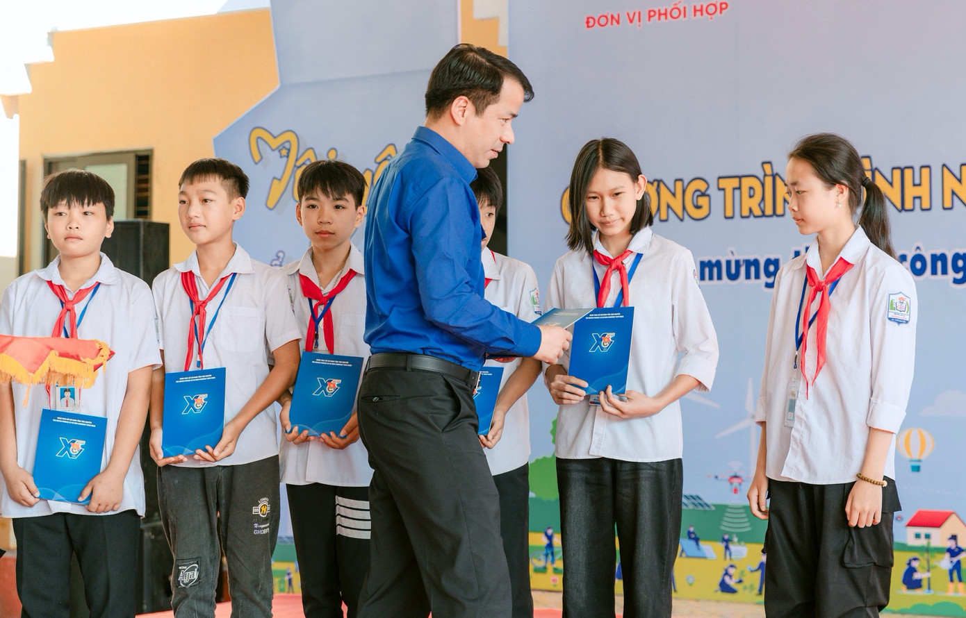 Đồng chí Ngô Văn Cương, Bí thư BCH Trung ương Đoàn, Chủ nhiệm Uỷ ban Kiểm tra Trung ương Đoàn trao tặng quà cho các em học sinh. Đồng chí Ngô Văn Cương, Bí thư BCH Trung ương Đoàn, Chủ nhiệm Uỷ ban Kiểm tra Trung ương Đoàn trao tặng quà cho các em học sinh.