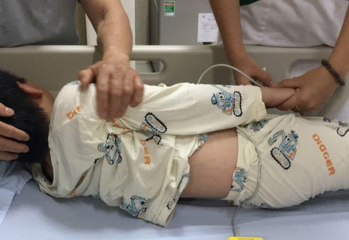 Một trong các học sinh trường Ischool phải nhập viện, ngày 17/11. (Ảnh: Trần Hữu) Một trong các học sinh trường Ischool phải nhập viện, ngày 17/11. (Ảnh: Trần Hữu)