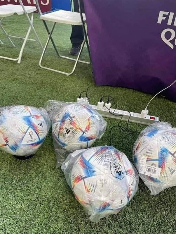 Quả bóng "AI Rihla" đang được sạc trước khi ra sân. (Ảnh: Reddit) Quả bóng "AI Rihla" đang được sạc trước khi ra sân. (Ảnh: Reddit)