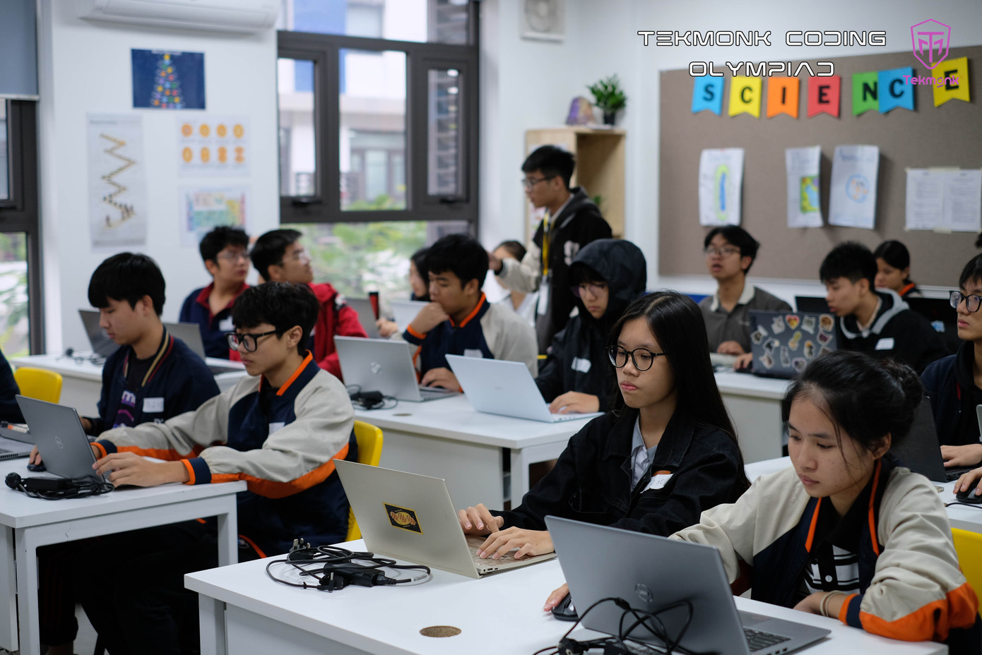 Mỗi phòng thi đều có cán bộ trông thi hướng dẫn các bạn cách đăng nhập, truy cập băng thông và xử lý những vấn đề phát sinh trước giờ thi. Mỗi phòng thi đều có cán bộ trông thi hướng dẫn các bạn cách đăng nhập, truy cập băng thông và xử lý những vấn đề phát sinh trước giờ thi.