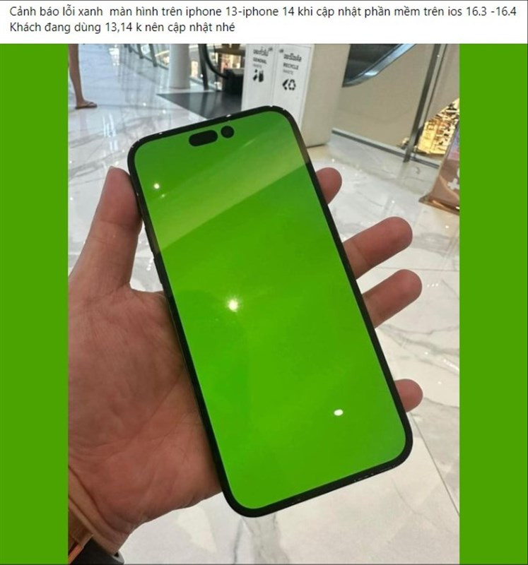 Một số người dùng chia sẻ rằng lỗi xanh màn hình xảy ra khi iPhone cập nhật phần mềm. (Ảnh: Lê Hồng Đăng)