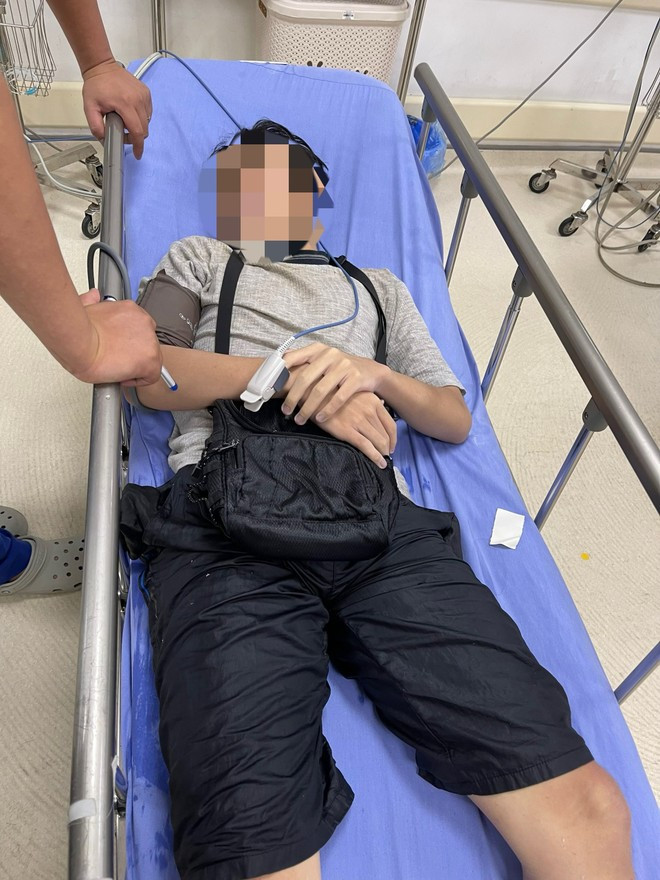 Nam sinh 15 tuổi may mắn được Cảnh sát cứu kịp thời nên không ảnh hưởng đến tính mạng. (Ảnh: Chu Hương)