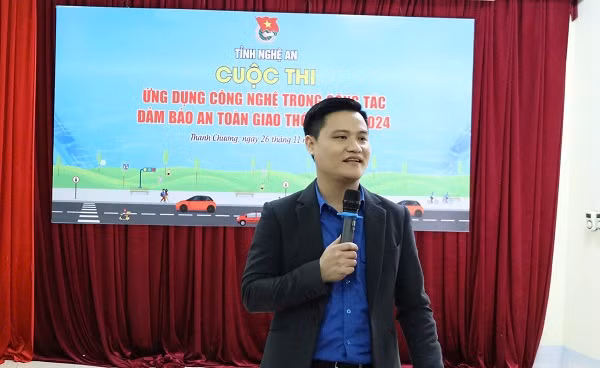 Đồng chí Nguyễn Mạnh Phong, Phó Bí thư Tỉnh Đoàn Nghệ An phát biểu tại cuộc thi.