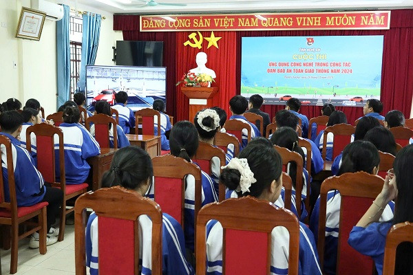 Các đoàn viên thanh niên theo dõi các clip ý tưởng của các đội thi. Các đoàn viên thanh niên theo dõi các clip ý tưởng của các đội thi.