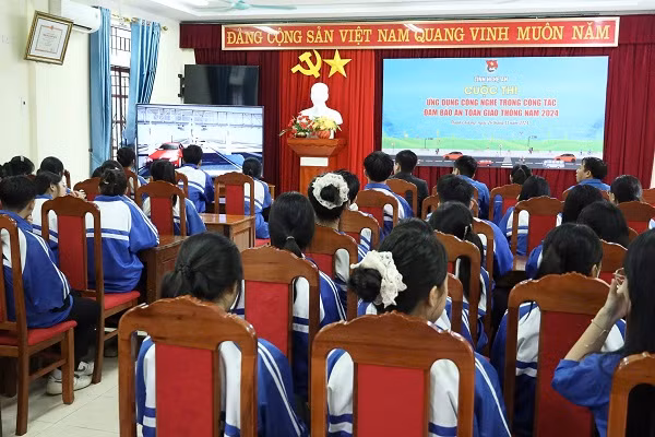 Các đoàn viên thanh niên theo dõi các clip ý tưởng của các đội thi.