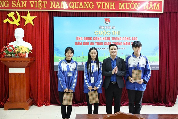 Đồng chí Nguyễn Mạnh Phong, Phó Bí thư Tỉnh Đoàn trao giải cho các thí sinh xuất sắc tại cuộc thi “Ứng dụng công nghệ trong công tác đảm bảo an toàn giao thông” năm 2024. Đồng chí Nguyễn Mạnh Phong, Phó Bí thư Tỉnh Đoàn trao giải cho các thí sinh xuất sắc tại cuộc thi “Ứng dụng công nghệ trong công tác đảm bảo an toàn giao thông” năm 2024.