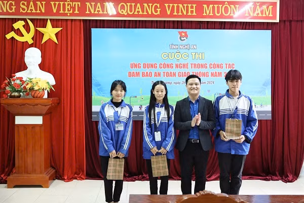 Đồng chí Nguyễn Mạnh Phong, Phó Bí thư Tỉnh Đoàn trao giải cho các thí sinh xuất sắc tại cuộc thi “Ứng dụng công nghệ trong công tác đảm bảo an toàn giao thông” năm 2024.