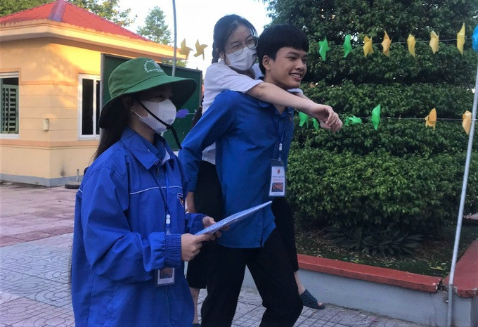 Những thí sinh đặc biệt của kỳ thi tốt nghiệp: Nằm sấp làm bài, không giấy tờ tùy thân do nhà cháy ảnh 5 Những thí sinh đặc biệt của kỳ thi tốt nghiệp: Nằm sấp làm bài, không giấy tờ tùy thân do nhà cháy ảnh 5