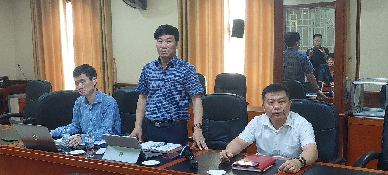 Ban giám hiệu trường THPT chuyên Đại học Vinh làm việc với báo chí chiều 17/4. Ban giám hiệu trường THPT chuyên Đại học Vinh làm việc với báo chí chiều 17/4.