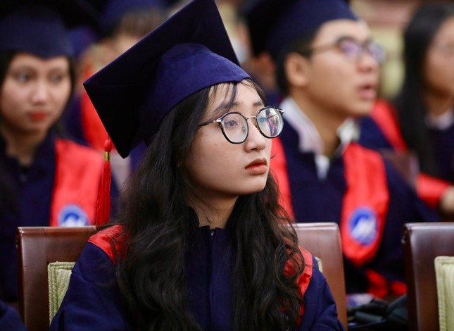 Nhiều bạn trẻ rơi nước mắt vì xúc động khi nghe câu chuyện của Hậu.