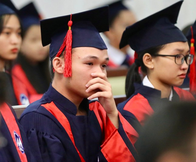 Nhiều bạn trẻ rơi nước mắt vì xúc động khi nghe câu chuyện của Hậu.