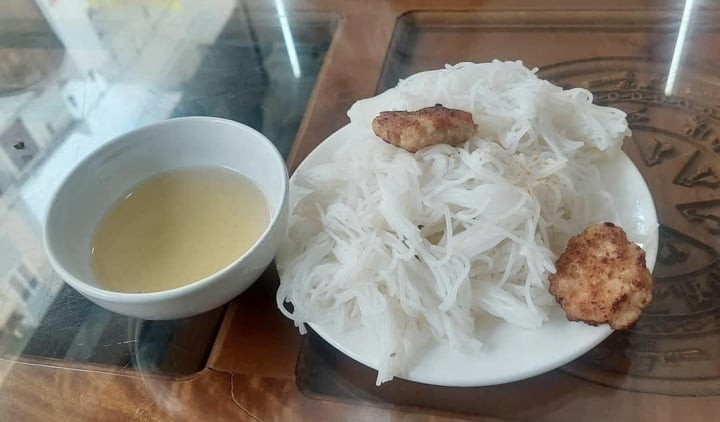 Suất bún chả 35.000 đồng được bán tại quán ăn ở Sầm Sơn (Thanh Hóa). Suất bún 2 miếng chả giá 35.000 đồng ở Sầm Sơn: Phạt lỗi niêm yết giá bằng 'K' - 1