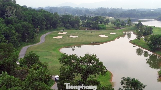 Với thiết kế đầy thử thách và sáng tạo, trải dài trên sườn đồi dưới chân núi Ba Vì và uốn lượn theo hồ Đồng Mô, Kings Course - được đưa vào vận hành hồi đầu năm 2018 - hứa hẹn sẽ là một thử thách thú vị cho các golfer tham gia tranh tài.