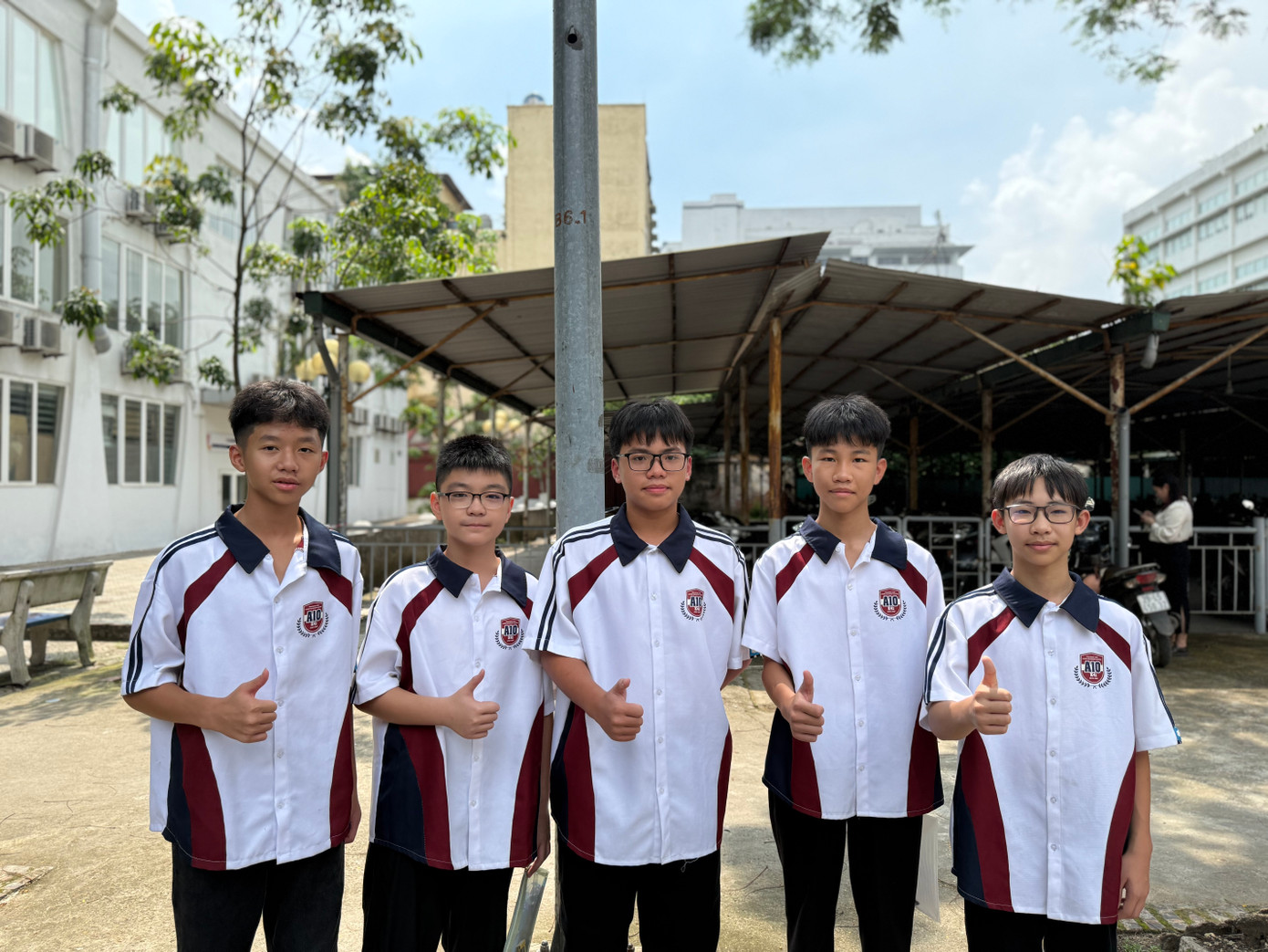 Nhóm 5 bạn học sinh lớp 7A10 trường THCS Trần Quốc Toản (Uông Bí, Quảng Ninh).