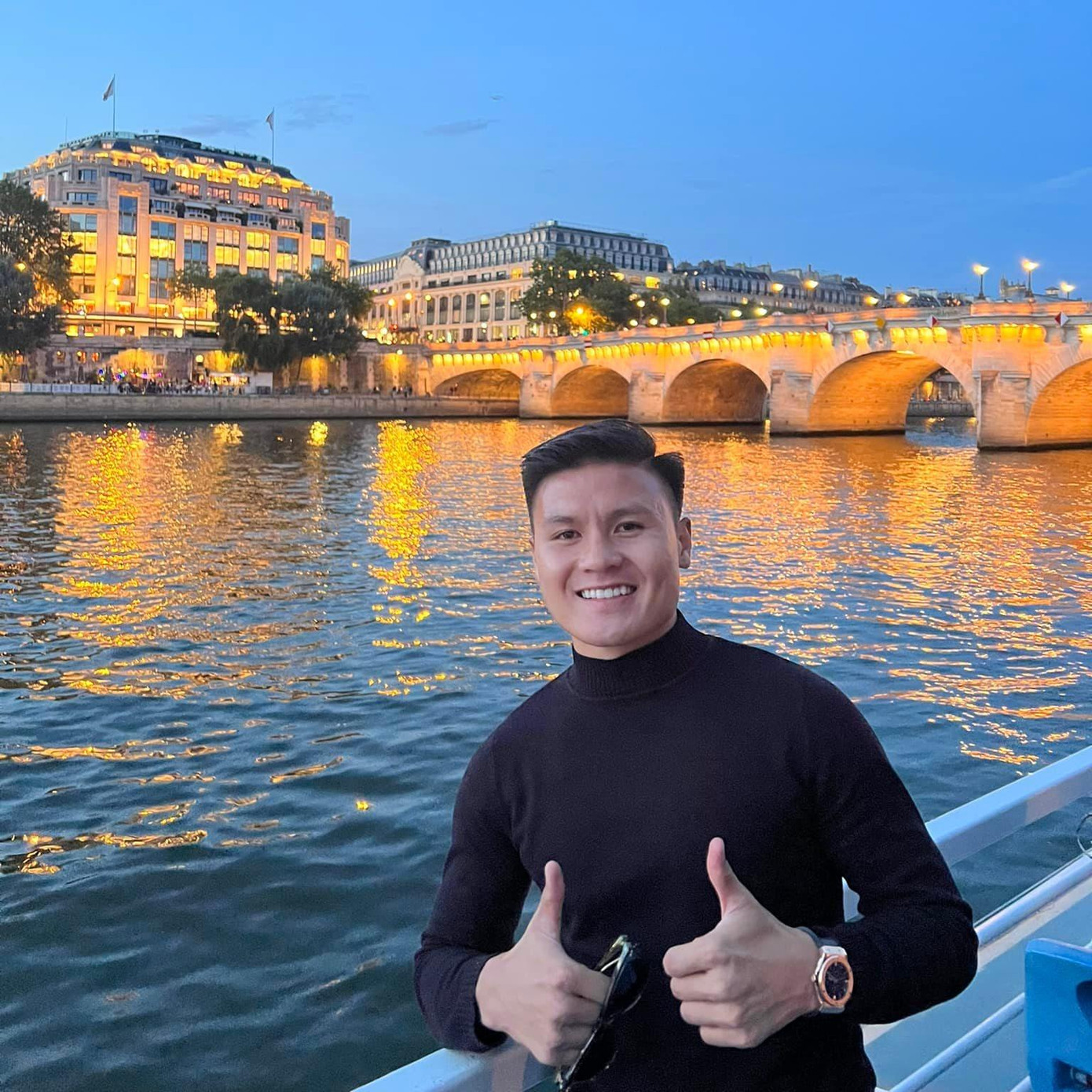 Hình ảnh Quang Hải chụp trong chuyến sang Pháp được nam cầu thủ chia sẻ trên Facebook cá nhân.