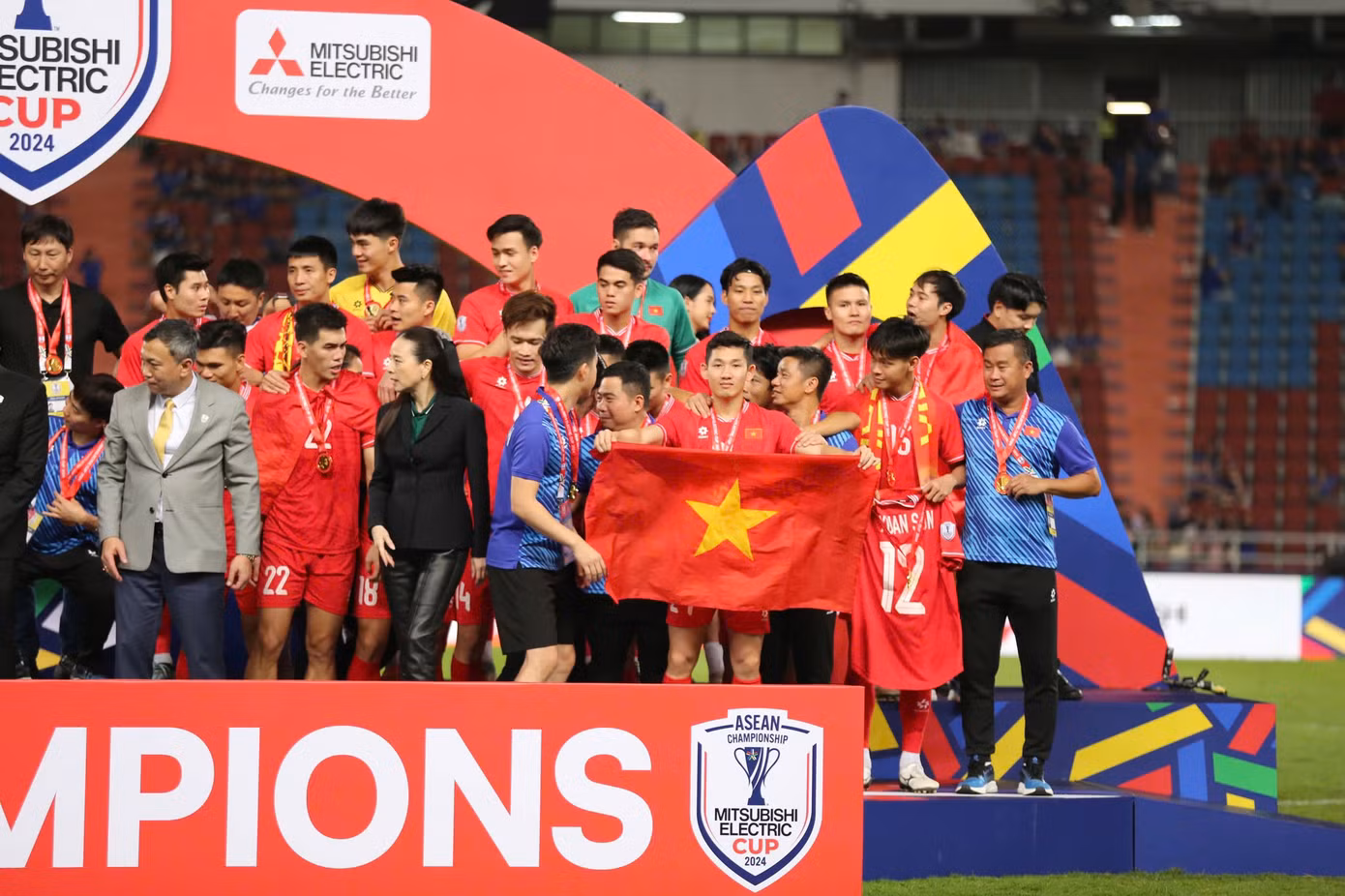 Các đồng đội cầm áo đấu của Xuân Son khi nhận giải.