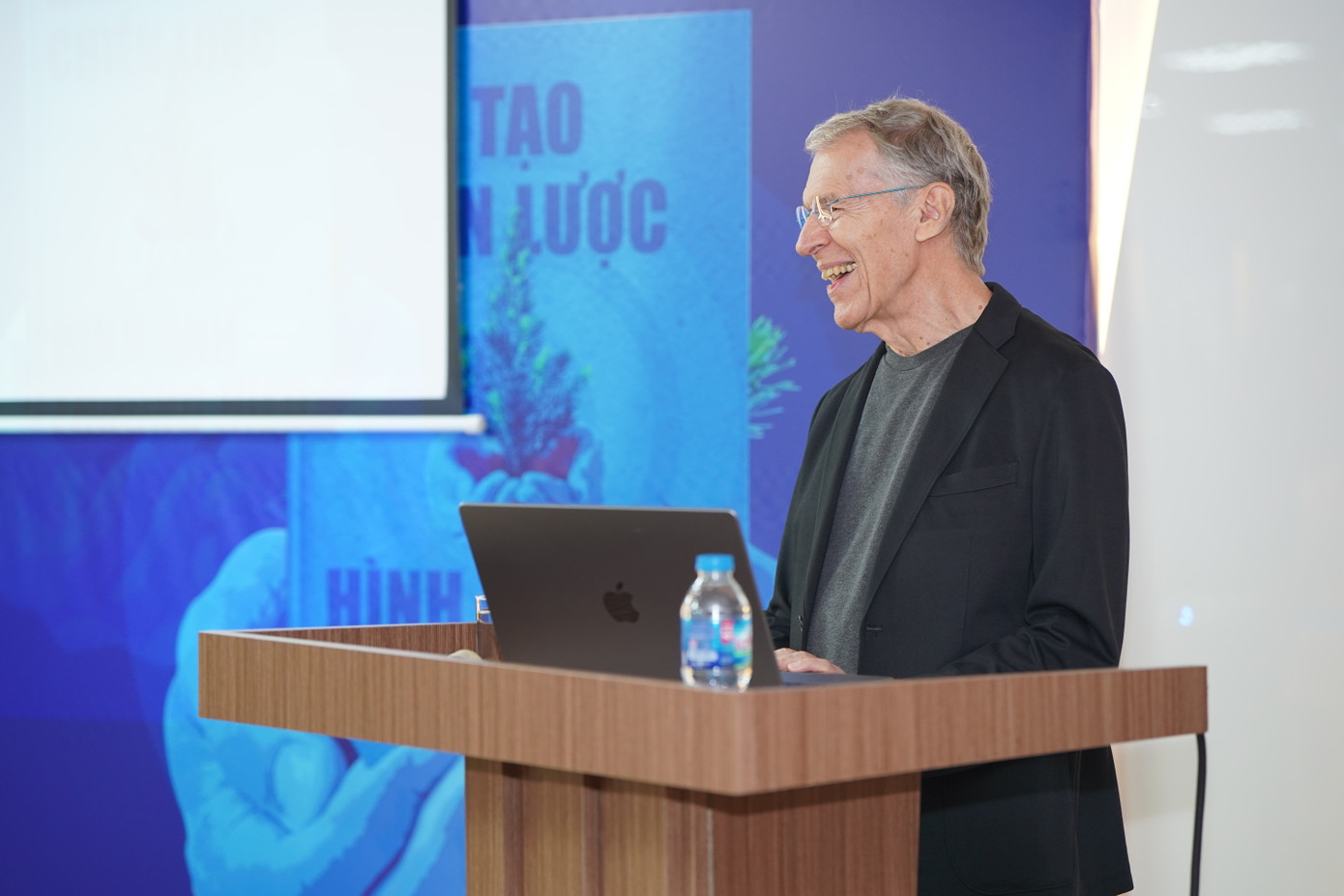 Ông Richard chia sẻ về cuốn sách mới tại sự kiện.