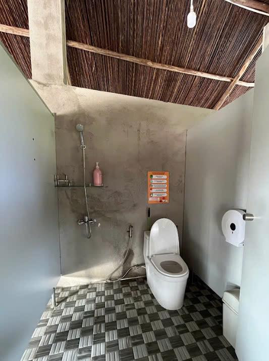 Một số hình ảnh nơi ở và phòng vệ sinh tại Làng Háo Hức.