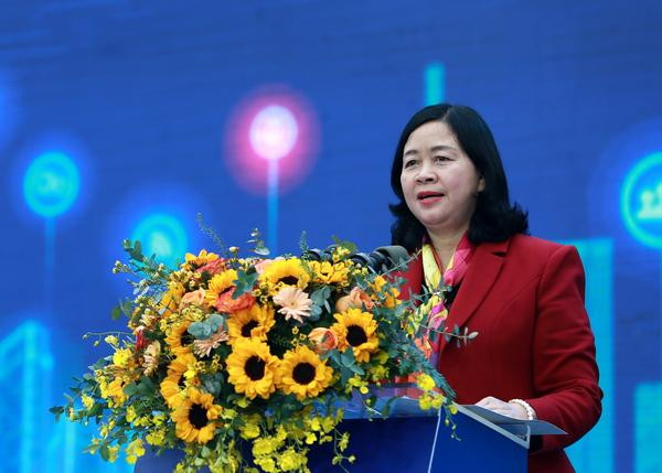 Đồng chí Bùi Thị Minh Hoài, Bí thư T.Ư Đảng, Trưởng Ban Dân vận T.Ư phát biểu tại buổi lễ.