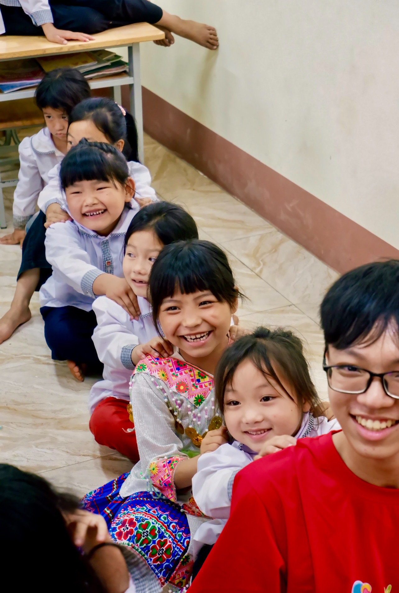 Các em học sinh hào hứng tham gia các hoạt động do tình nguyện viên tổ chức. Các em học sinh hào hứng tham gia các hoạt động do tình nguyện viên tổ chức.