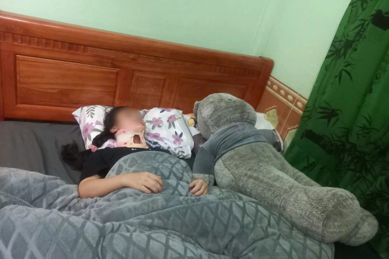 Nữ sinh N. vẫn chưa thể quay trở lại lớp học. (Ảnh: Gia đình cung cấp cho báo chí) Nữ sinh N. vẫn chưa thể quay trở lại lớp học. (Ảnh: Gia đình cung cấp cho báo chí)