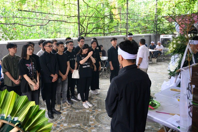 Các bạn cùng lớp thắp nén hương tiễn biệt Khải. Các bạn cùng lớp thắp nén hương tiễn biệt Khải.