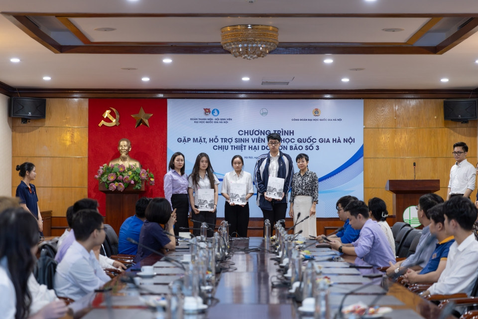 Đại diện Đoàn Thanh niên - Hội Sinh viên Đại học Quốc gia Hà Nội và Công đoàn trao phần quà cho sinh viên.