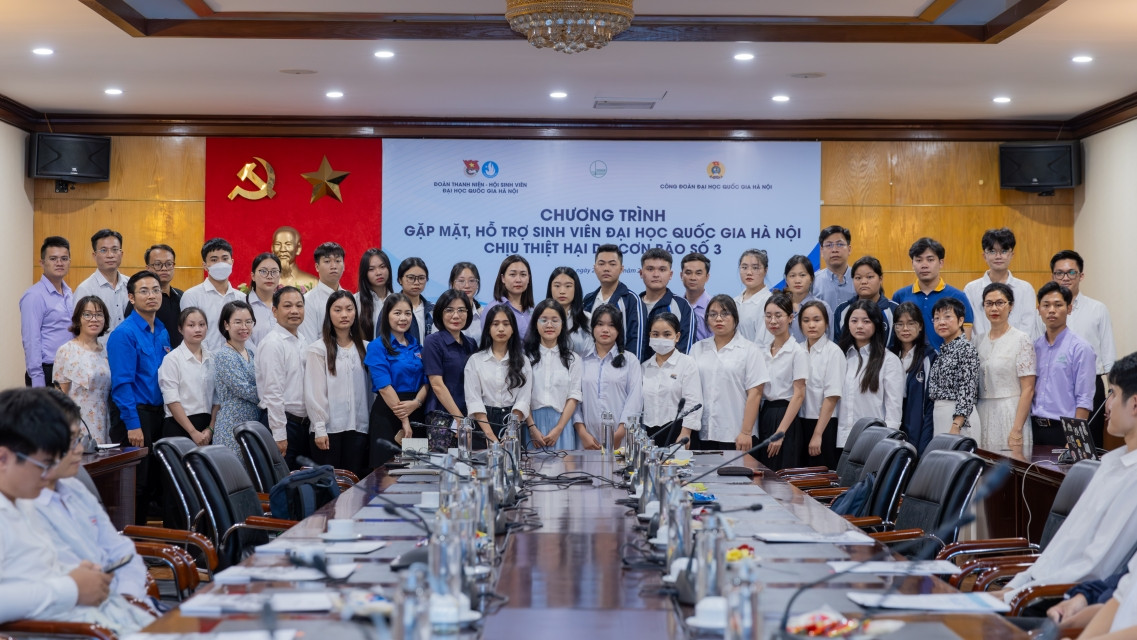 Đoàn Thanh niên - Hội Sinh viên Đại học Quốc gia Hà Nội cùng Công đoàn hỗ trợ 860 triệu đồng cho sinh viên chịu thiệt hại do bão lũ.