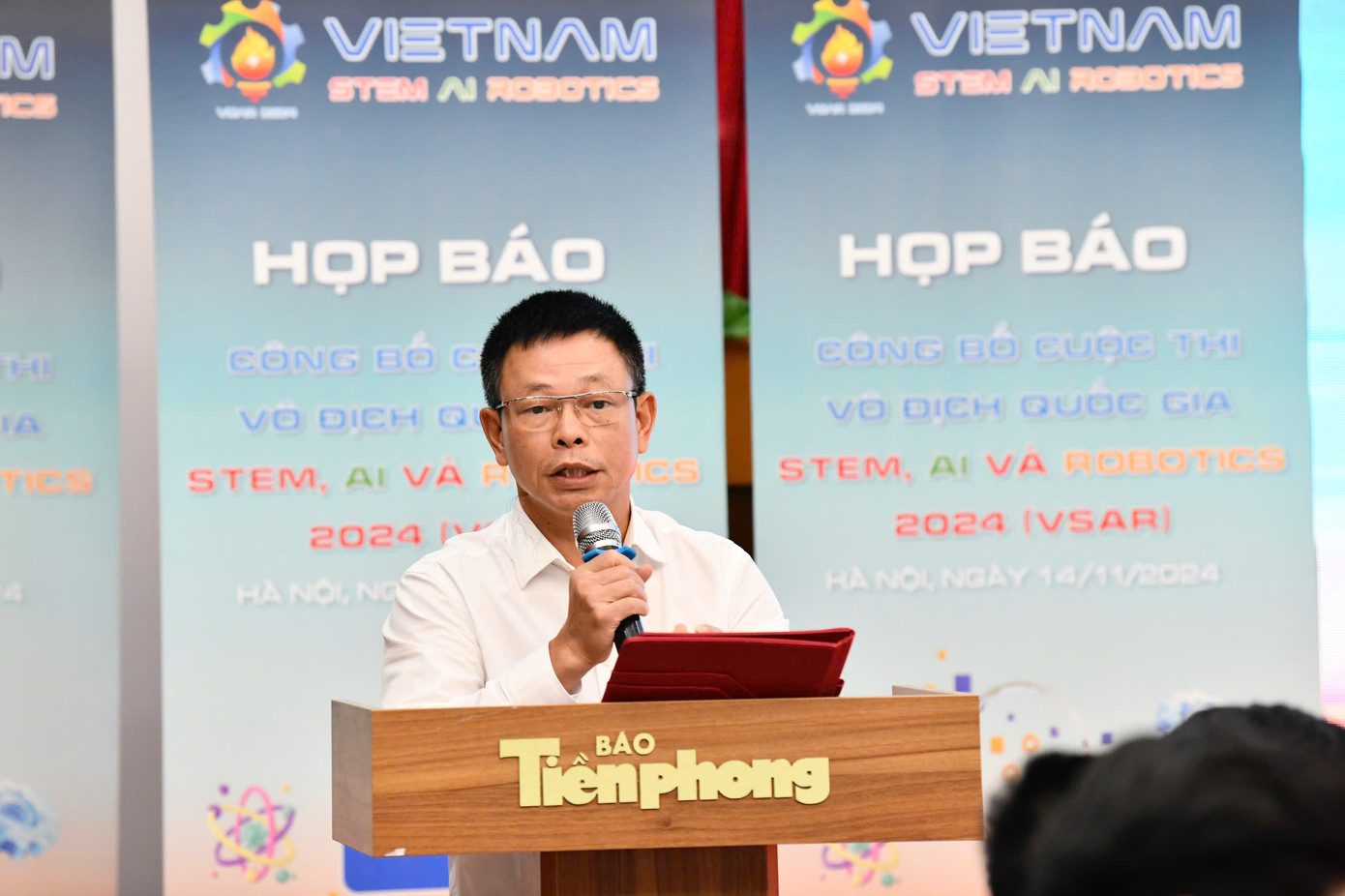 Ông Phùng Công Sưởng - Tổng Biên tập Báo Tiền Phong, trưởng BTC cuộc thi. Ông Phùng Công Sưởng - Tổng Biên tập Báo Tiền Phong, trưởng BTC cuộc thi.