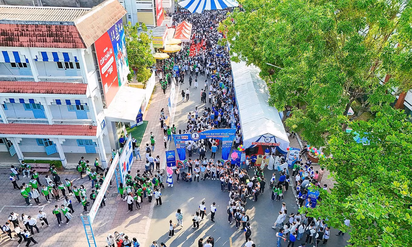 Toàn cảnh học sinh tham gia sự kiện tại Đại học Đồng Tháp, sáng 6/4. (Ảnh: Nguyễn Khánh)